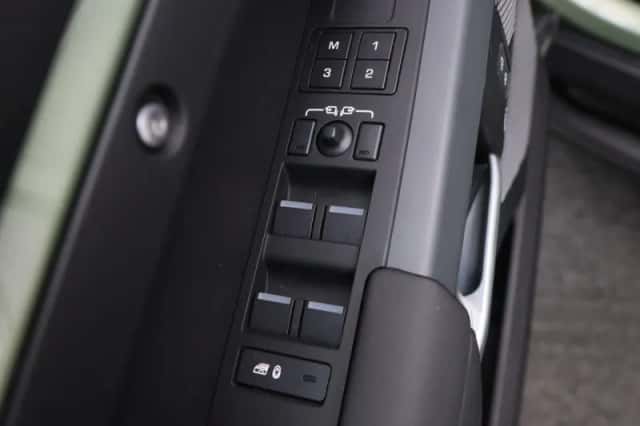 Land Rover Defender (2024) thumbnail 27