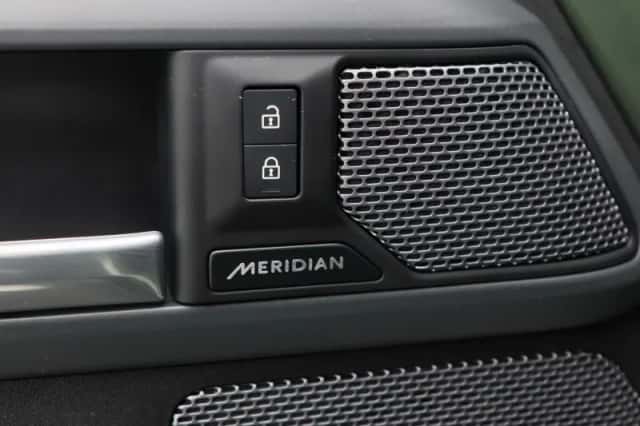 Land Rover Defender (2024) thumbnail 28
