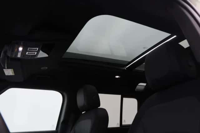 Land Rover Defender (2024) thumbnail 31