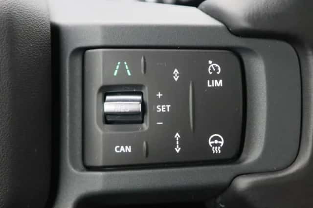 Land Rover Defender (2024) thumbnail 35