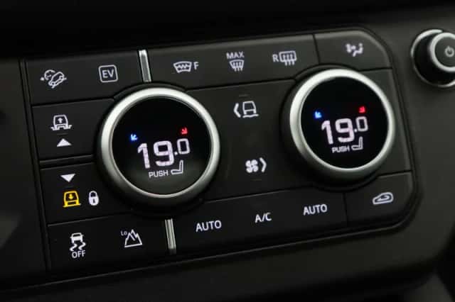 Land Rover Defender (2024) thumbnail 45