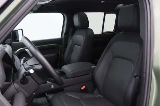 Land Rover Defender (2024) thumbnail 6