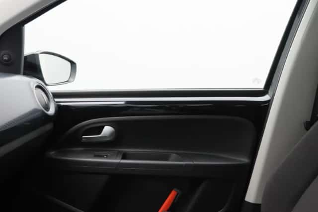 Volkswagen Up! (2023) thumbnail 23