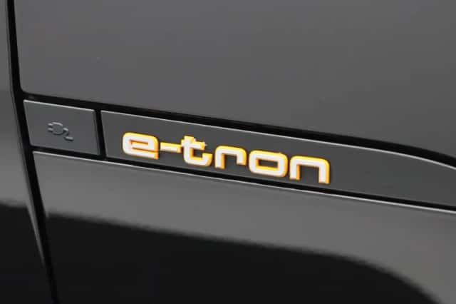 Audi e-tron (2019) thumbnail 11