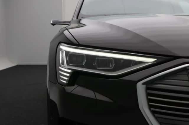 Audi e-tron (2019) thumbnail 8