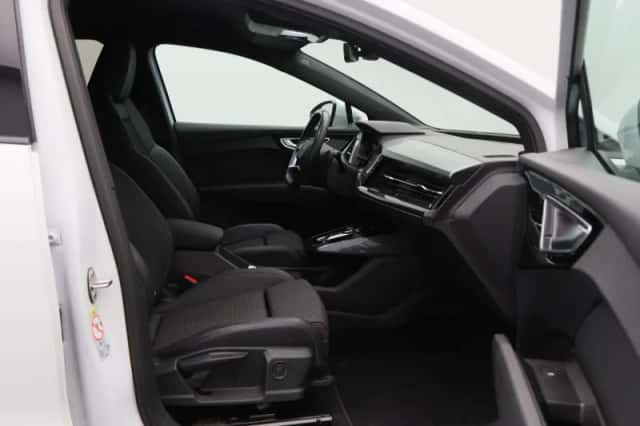 Audi Q4 (2023) thumbnail 17