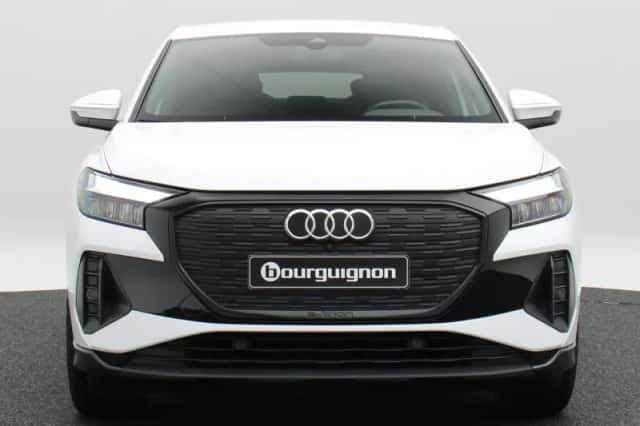 Audi Q4 (2023) thumbnail 4