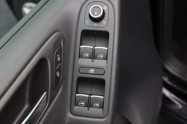 Volkswagen Golf (2011) thumbnail 19