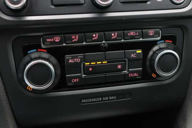 Volkswagen Golf (2011) thumbnail 25