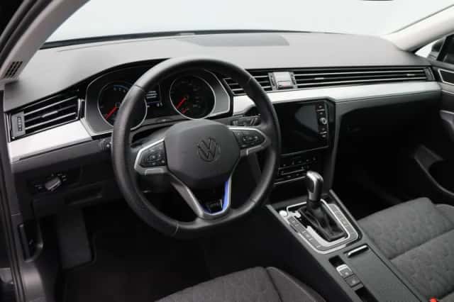 Volkswagen Passat (2023) thumbnail 4