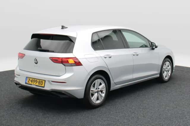 Volkswagen Golf (2024) thumbnail 2