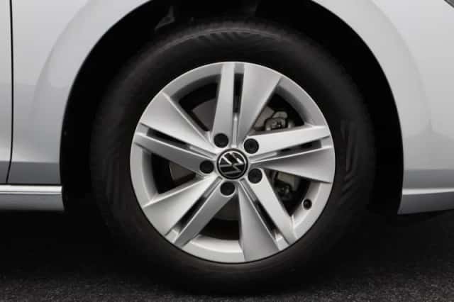 Volkswagen Golf (2024) thumbnail 5