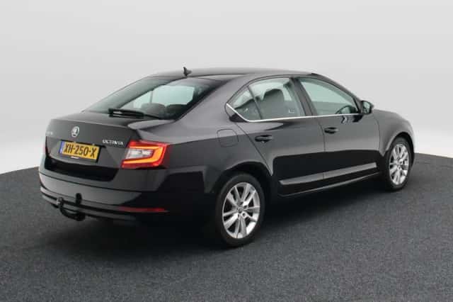 Škoda Octavia (2019) thumbnail 2
