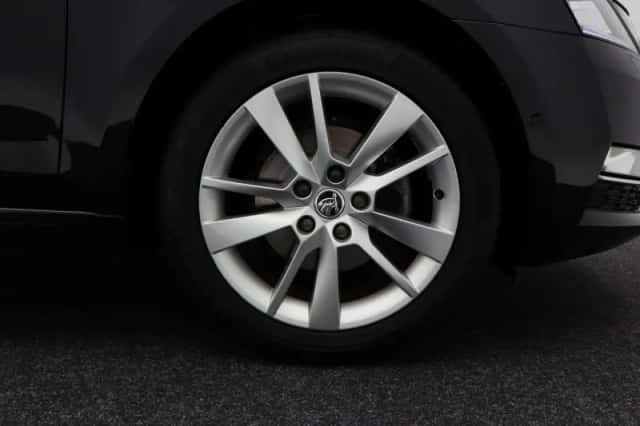 Škoda Octavia (2019) thumbnail 5