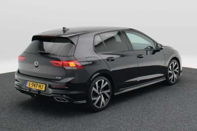 Volkswagen Golf (2021) thumbnail 2