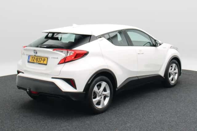Toyota C-HR (2018) thumbnail 2