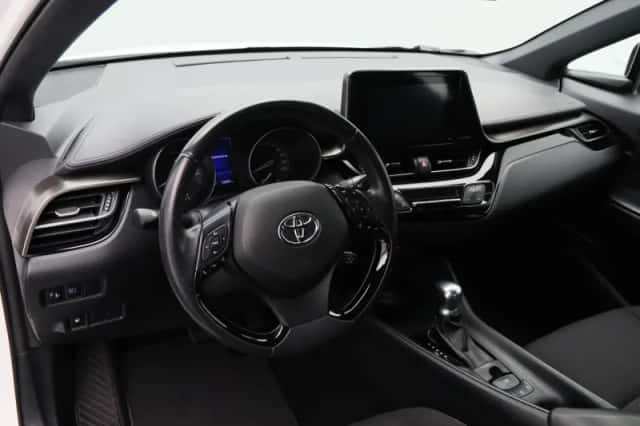 Toyota C-HR (2018) thumbnail 3