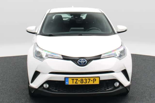 Toyota C-HR (2018) thumbnail 4