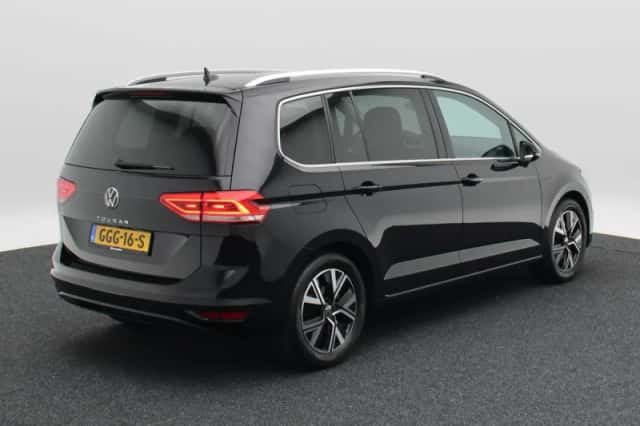 Volkswagen Touran (2023) thumbnail 2