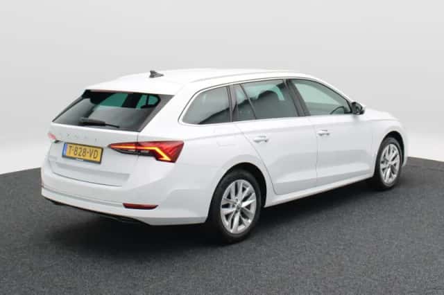 Škoda Octavia (2023) thumbnail 2