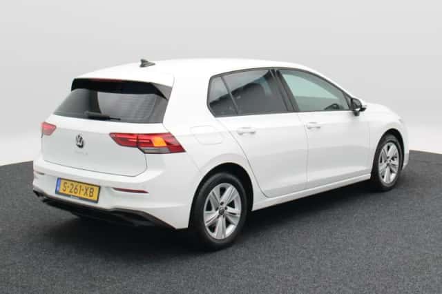 Volkswagen Golf (2023) thumbnail 2