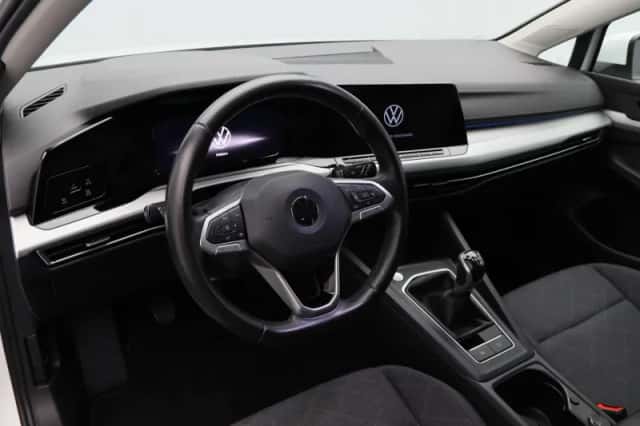 Volkswagen Golf (2023) thumbnail 3