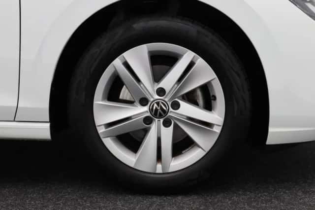 Volkswagen Golf (2023) thumbnail 5