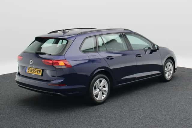 Volkswagen Golf (2023) thumbnail 2