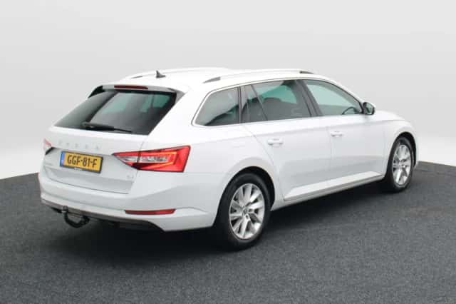 Škoda Superb (2021) thumbnail 3
