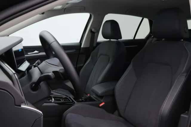 Volkswagen Golf (2025) thumbnail 6