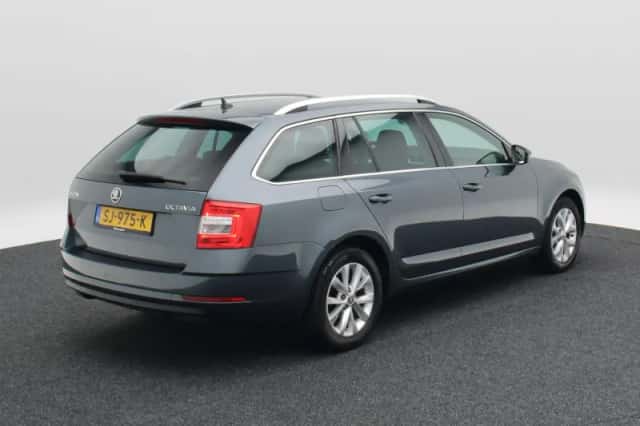 Škoda Octavia (2017) thumbnail 2