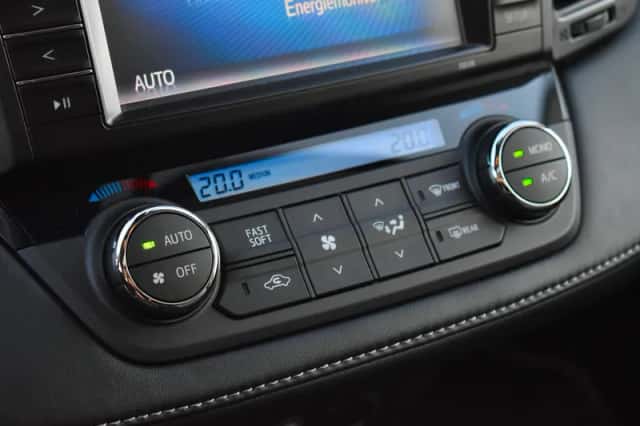 Toyota RAV4 (2018) thumbnail 16