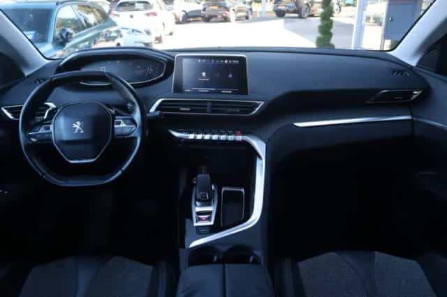 Peugeot 3008 (2018) thumbnail 5