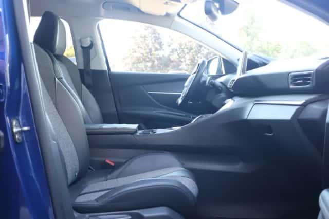Peugeot 3008 (2018) thumbnail 6