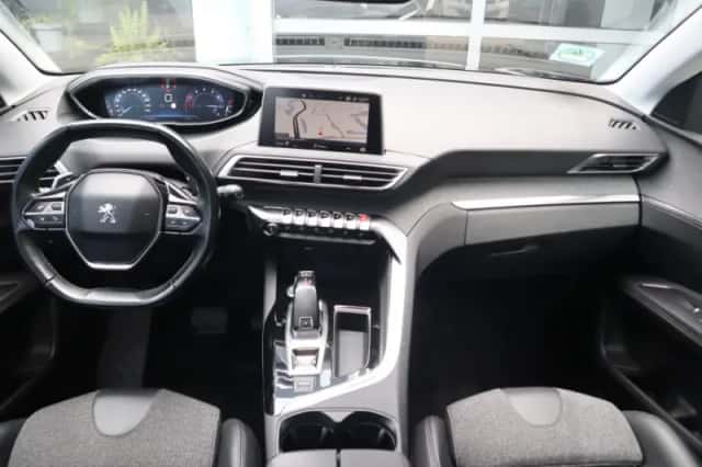 Peugeot 3008 (2017) thumbnail 5