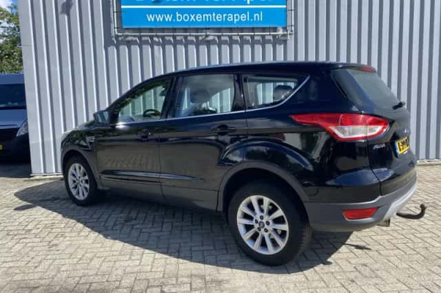 Ford Kuga (2016) thumbnail 3