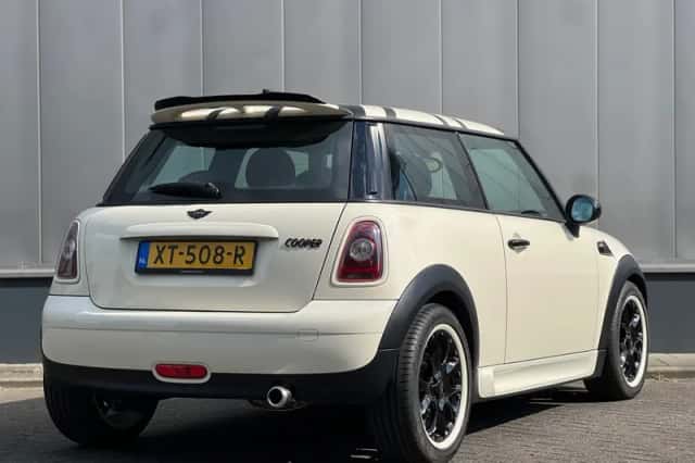 MINI Cooper (2009) thumbnail 4