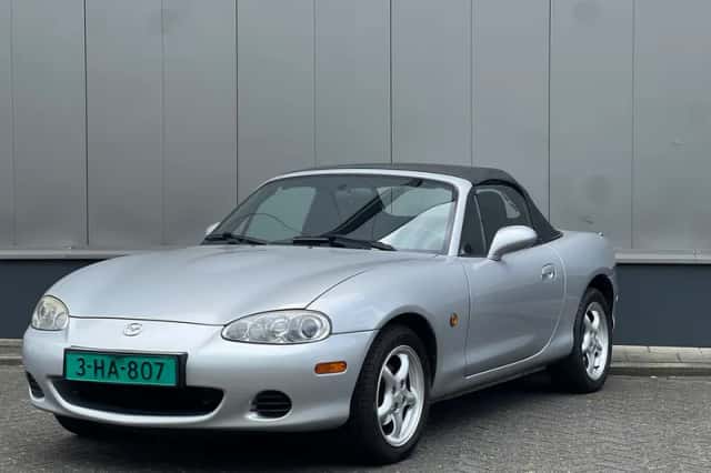 Mazda MX-5 (2001) thumbnail 2