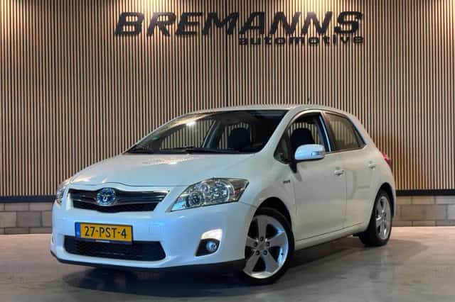 Toyota Auris (2011) thumbnail 1