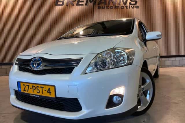 Toyota Auris (2011) thumbnail 2