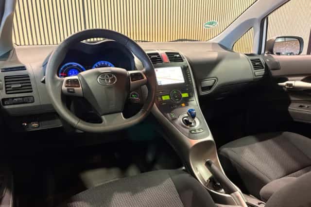 Toyota Auris (2011) thumbnail 3