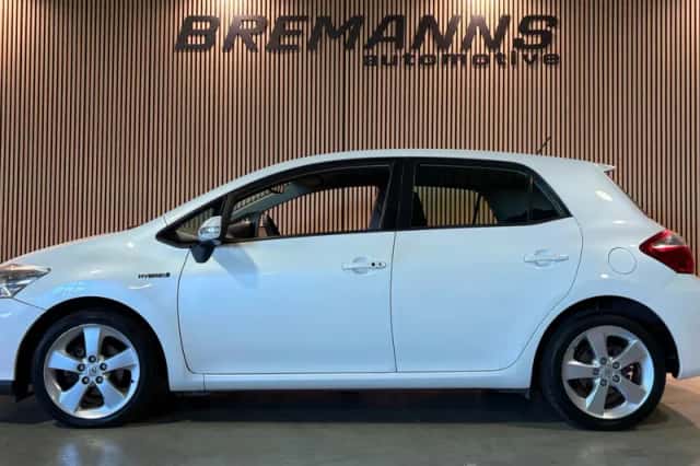 Toyota Auris (2011) thumbnail 5