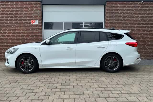Ford Focus (2021) thumbnail 3