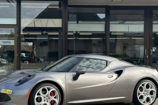 Alfa Romeo 4C (2015) thumbnail 1
