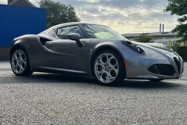 Alfa Romeo 4C (2015) thumbnail 4