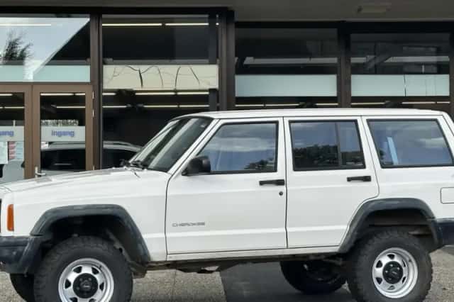 Jeep Cherokee (1999) thumbnail 1