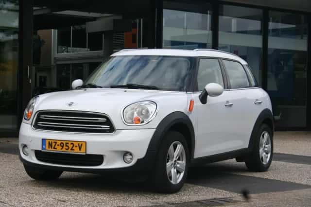 MINI Countryman (2016) thumbnail 3