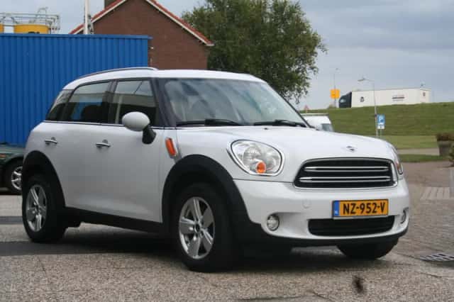 MINI Countryman (2016) thumbnail 4