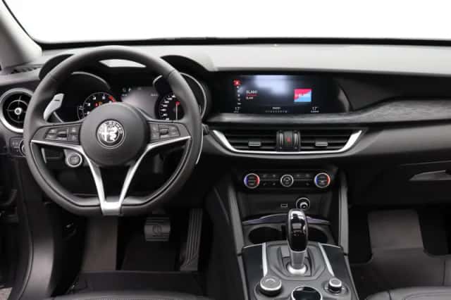 Alfa Romeo Stelvio (2020) thumbnail 3