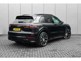 Porsche Cayenne (2023) thumbnail 2